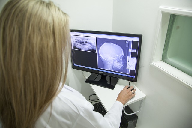 Ärztin vor Röntgenbild