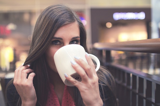 Frau trinkt aus großer Kaffeetasse