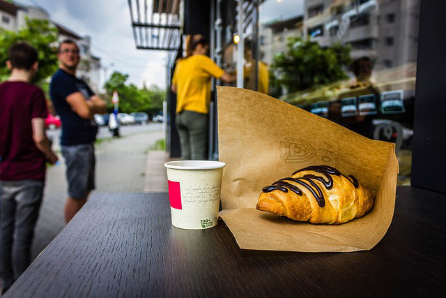 Coffee-to-go und Croissaint