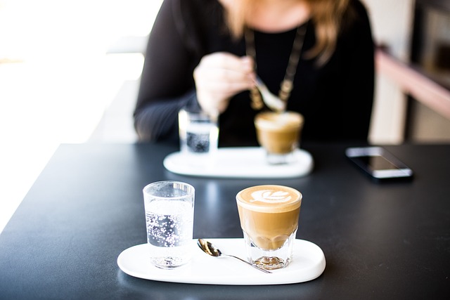 Kaffee trinken in einem Cafe