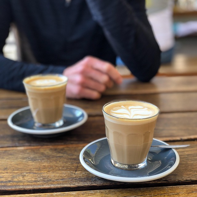 Zwei Gläser Cappuccino oder Latte Macchiatto
